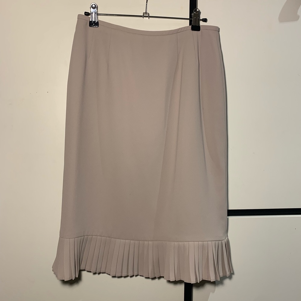 Le Suit beige pleated pencil skirt